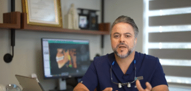 O Futuro da Odontologia Já Chegou: 3 Inovações Que Vão Mudar Sua Visão Sobre Ir ao Dentista Se você já precisou de um tratamento odontológico complexo, provavelmente conhece a rotina: uma consulta no dentista, um pedido de exame em um laboratório de imagem, e uma nova visita dias depois para, enfim, começar o planejamento. Essa peregrinação está com os dias contados. Um novo modelo de atendimento está surgindo, unindo tecnologia de ponta e foco total no paciente para transformar uma jornada fragmentada em uma experiência integrada e fluida. A seguir, vamos explorar três inovações impactantes que já são uma realidade em clínicas de vanguarda, como o Instituto Mass Odontologia, uma referência em atendimento na região sul do país, e que prometem mudar sua percepção sobre ir ao dentista. 1. Adeus, Múltiplas Clínicas: O Diagnóstico Completo em um Único Lugar O primeiro pilar da odontologia moderna é a centralização do diagnóstico. Clínicas equipadas com tecnologia de ponta eliminam a necessidade de deslocamentos ao concentrarem todos os exames de imagem em sua própria estrutura, desde radiografias simples até tomografias 3D e ultrassonografias de alta precisão. O benefício vai muito além da conveniência e da otimização do tempo. Essa integração significa um diagnóstico mais rápido e preciso, pois o especialista tem acesso imediato a todos os dados necessários, prevenindo atrasos e o risco de ruídos na comunicação entre diferentes prestadores de serviço. O planejamento clínico começa na primeira consulta, de forma ágil e assertiva. "Prezamos por um atendimento humanizado. Entregamos tratamentos de baixa e alta complexidade. Aqui no Instituto o tratamento é completo." 2. O Fim do Molde Desconfortável: Sua Boca Mapeada em 3D Quem já passou pelo processo de moldagem tradicional conhece bem a incômoda massa que causa ânsia e desconforto. Felizmente, essa etapa está sendo superada pelo escaneamento intraoral 3D. Em vez de um molde físico, o dentista utiliza um scanner para criar um “molde virtual” da sua boca, um mapa digitalizado e exato de toda a sua arcada dentária. Esse processo rápido e limpo substitui a antiga experiência sensorialmente desagradável por uma captura de dados precisa e sem desconforto. O avanço é monumental: essa precisão digital milimétrica se traduz em próteses, alinhadores e restaurações que se encaixam perfeitamente, reduzindo a necessidade de ajustes e o tempo na cadeira do dentista. 3. Mais do que Dentes: Um Estúdio Fotográfico para Planejar o Sorriso Perfeito Esse mapa 3D preciso da sua boca é a base, mas um sorriso perfeito precisa estar em harmonia com o rosto. É aqui que a terceira inovação entra em cena, conectando a engenharia digital à arte da estética facial. Clínicas de excelência agora contam com um estúdio fotográfico integrado para realizar fotografias completas, tanto faciais quanto intra-bucais. Essas imagens permitem que o dentista analise a linha do sorriso, a simetria facial e o perfil do paciente, garantindo que o design digital criado a partir do scan 3D resulte em um sorriso que pareça natural e complemente suas características únicas. Esse é o novo padrão ouro para o planejamento odontológico, uma abordagem que combina saúde e estética com uma precisão artística antes inatingível. Uma Nova Era para o Cuidado com o Sorriso Diagnóstico centralizado, escaneamento 3D e planejamento fotográfico não são inovações isoladas; são partes de um fluxo de trabalho digital e integrado que define um padrão mais elevado de cuidado. A odontologia de precisão já não é mais uma promessa futura. A tecnologia se tornou a principal ferramenta para entregar um atendimento verdadeiramente humanizado e de excelência, onde a precisão de ponta resulta em uma experiência mais confortável e em resultados mais personalizados. Com tantos avanços tornando a jornada mais rápida e precisa, o que ainda impede você de buscar o sorriso que sempre sonhou?