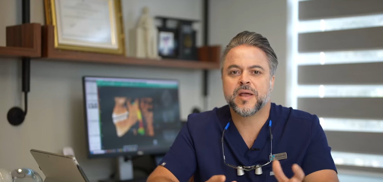 O Futuro da Odontologia Já Chegou: 3 Inovações Que Vão Mudar Sua Visão Sobre Ir ao Dentista Se você já precisou de um tratamento odontológico complexo, provavelmente conhece a rotina: uma consulta no dentista, um pedido de exame em um laboratório de imagem, e uma nova visita dias depois para, enfim, começar o planejamento. Essa peregrinação está com os dias contados. Um novo modelo de atendimento está surgindo, unindo tecnologia de ponta e foco total no paciente para transformar uma jornada fragmentada em uma experiência integrada e fluida. A seguir, vamos explorar três inovações impactantes que já são uma realidade em clínicas de vanguarda, como o Instituto Mass Odontologia, uma referência em atendimento na região sul do país, e que prometem mudar sua percepção sobre ir ao dentista. 1. Adeus, Múltiplas Clínicas: O Diagnóstico Completo em um Único Lugar O primeiro pilar da odontologia moderna é a centralização do diagnóstico. Clínicas equipadas com tecnologia de ponta eliminam a necessidade de deslocamentos ao concentrarem todos os exames de imagem em sua própria estrutura, desde radiografias simples até tomografias 3D e ultrassonografias de alta precisão. O benefício vai muito além da conveniência e da otimização do tempo. Essa integração significa um diagnóstico mais rápido e preciso, pois o especialista tem acesso imediato a todos os dados necessários, prevenindo atrasos e o risco de ruídos na comunicação entre diferentes prestadores de serviço. O planejamento clínico começa na primeira consulta, de forma ágil e assertiva. "Prezamos por um atendimento humanizado. Entregamos tratamentos de baixa e alta complexidade. Aqui no Instituto o tratamento é completo." 2. O Fim do Molde Desconfortável: Sua Boca Mapeada em 3D Quem já passou pelo processo de moldagem tradicional conhece bem a incômoda massa que causa ânsia e desconforto. Felizmente, essa etapa está sendo superada pelo escaneamento intraoral 3D. Em vez de um molde físico, o dentista utiliza um scanner para criar um “molde virtual” da sua boca, um mapa digitalizado e exato de toda a sua arcada dentária. Esse processo rápido e limpo substitui a antiga experiência sensorialmente desagradável por uma captura de dados precisa e sem desconforto. O avanço é monumental: essa precisão digital milimétrica se traduz em próteses, alinhadores e restaurações que se encaixam perfeitamente, reduzindo a necessidade de ajustes e o tempo na cadeira do dentista. 3. Mais do que Dentes: Um Estúdio Fotográfico para Planejar o Sorriso Perfeito Esse mapa 3D preciso da sua boca é a base, mas um sorriso perfeito precisa estar em harmonia com o rosto. É aqui que a terceira inovação entra em cena, conectando a engenharia digital à arte da estética facial. Clínicas de excelência agora contam com um estúdio fotográfico integrado para realizar fotografias completas, tanto faciais quanto intra-bucais. Essas imagens permitem que o dentista analise a linha do sorriso, a simetria facial e o perfil do paciente, garantindo que o design digital criado a partir do scan 3D resulte em um sorriso que pareça natural e complemente suas características únicas. Esse é o novo padrão ouro para o planejamento odontológico, uma abordagem que combina saúde e estética com uma precisão artística antes inatingível. Uma Nova Era para o Cuidado com o Sorriso Diagnóstico centralizado, escaneamento 3D e planejamento fotográfico não são inovações isoladas; são partes de um fluxo de trabalho digital e integrado que define um padrão mais elevado de cuidado. A odontologia de precisão já não é mais uma promessa futura. A tecnologia se tornou a principal ferramenta para entregar um atendimento verdadeiramente humanizado e de excelência, onde a precisão de ponta resulta em uma experiência mais confortável e em resultados mais personalizados. Com tantos avanços tornando a jornada mais rápida e precisa, o que ainda impede você de buscar o sorriso que sempre sonhou?