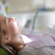 Paciente em cadeira odontológica durante avaliação clínica