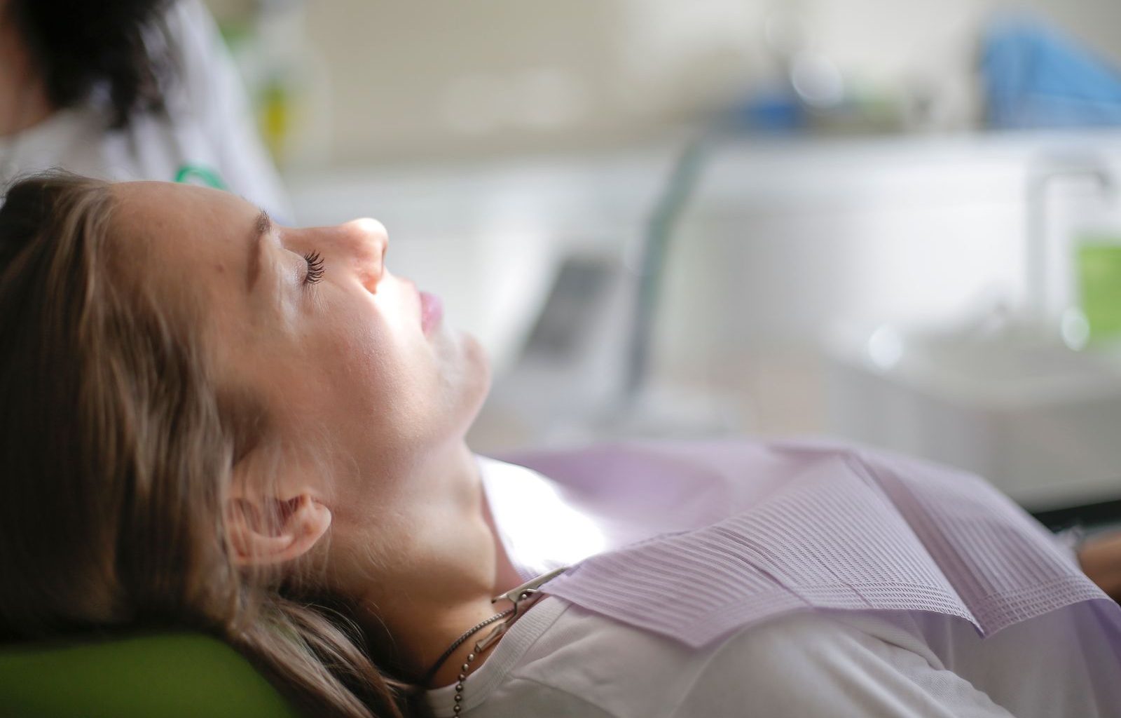 Paciente em cadeira odontológica durante avaliação clínica