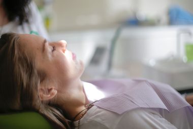 Paciente em cadeira odontológica durante avaliação clínica