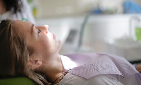 Paciente em cadeira odontológica durante avaliação clínica